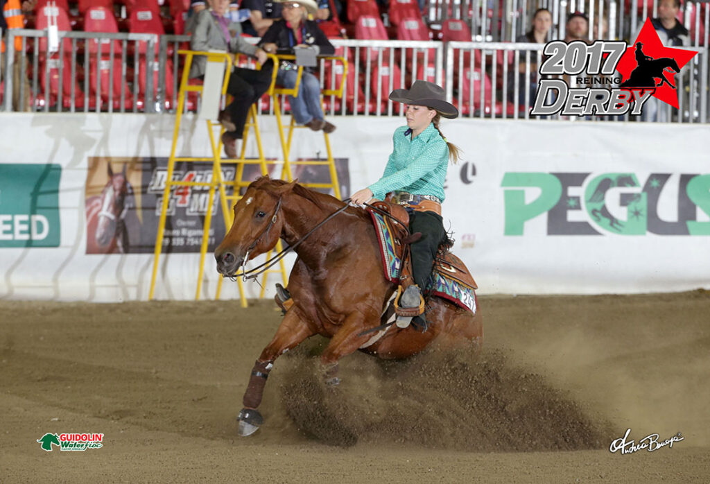 Donna a cavallo in una competizione di reining al Derby 2017.
